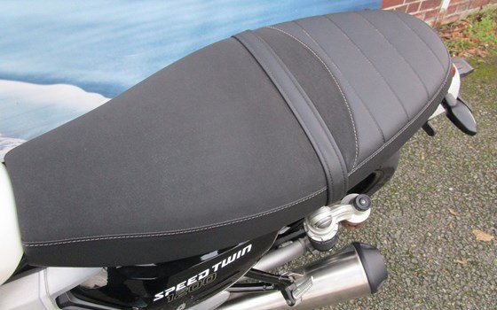 Gebrauchtmotorrad Triumph Speed Twin 1200 RS - Bild 6