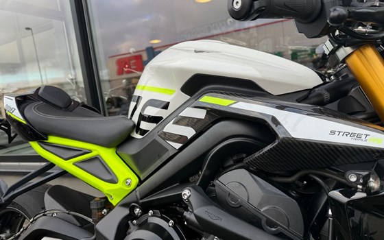 Gebrauchtmotorrad Triumph Street Triple 765 Moto2 Edition - Bild 3