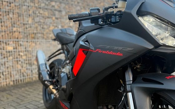 Gebrauchtmotorrad Honda CBR1000RR Fireblade - Bild 4