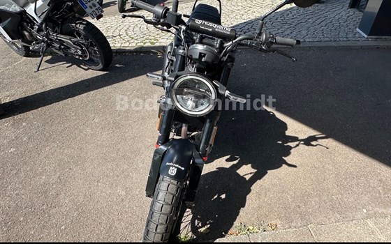 Neufahrzeug Husqvarna Svartpilen 125 - Bild 8