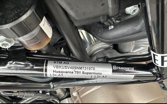 Gebrauchtmotorrad Husqvarna 701 Supermoto - Bild 6