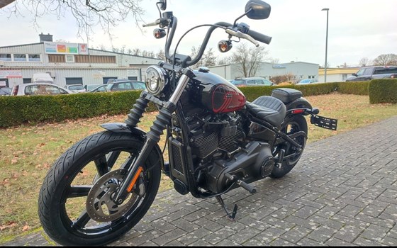 Gebrauchtmotorrad Harley-Davidson Softail Street Bob 114 FXBBS - Bild 5