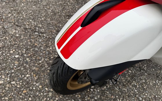 Gebrauchtmotorrad Vespa GTS 125 Racing Sixties - Bild 11