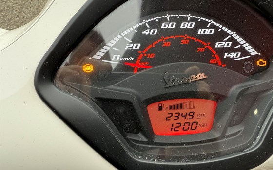 Gebrauchtmotorrad Vespa GTS 125 Racing Sixties - Bild 9