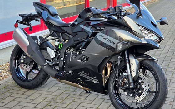 Neufahrzeug Kawasaki Ninja ZX-4RR - Bild 1