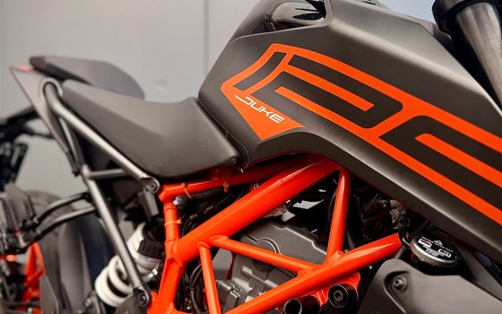Motorrad Occasion KTM 125 Duke - Bild 5