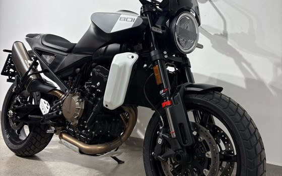 Gebrauchtmotorrad Husqvarna Svartpilen 801 - Bild 2