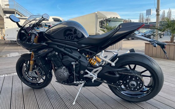 Gebrauchtmotorrad Triumph Speed Triple 1200 RR James Bond Edition - Bild 7