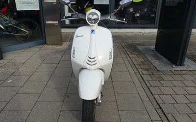 Vespa 946