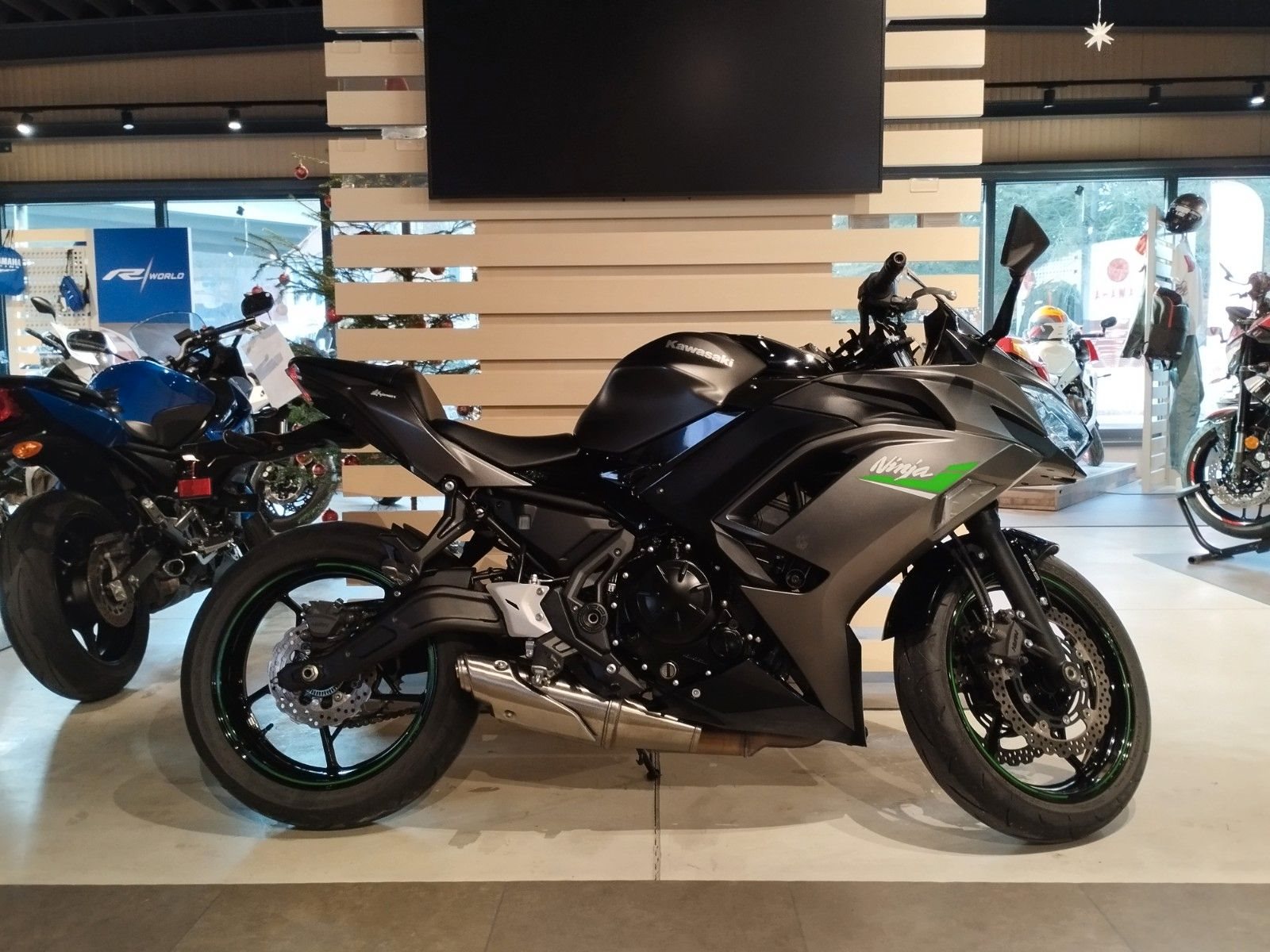Kawasaki Ninja 650 1. Hand
