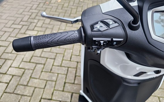 Neufahrzeug Piaggio Beverly 400 - Bild 12