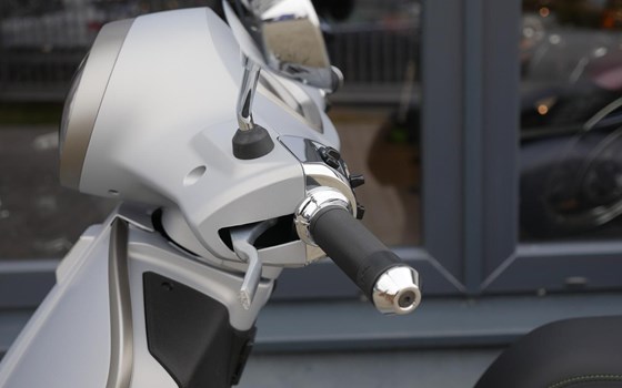 Gebrauchtmotorrad Vespa GTS 300 Super Tech - Bild 11