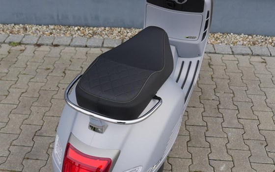 Gebrauchtmotorrad Vespa GTS 300 Super Tech - Bild 8