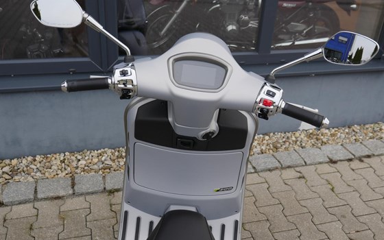Gebrauchtmotorrad Vespa GTS 300 Super Tech - Bild 9
