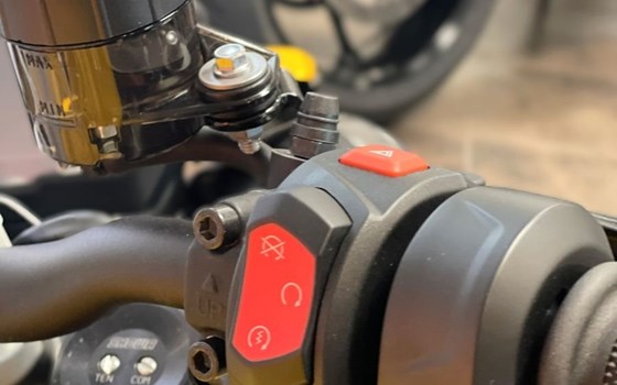 Gebrauchtmotorrad Triumph Street Triple RS - Bild 8