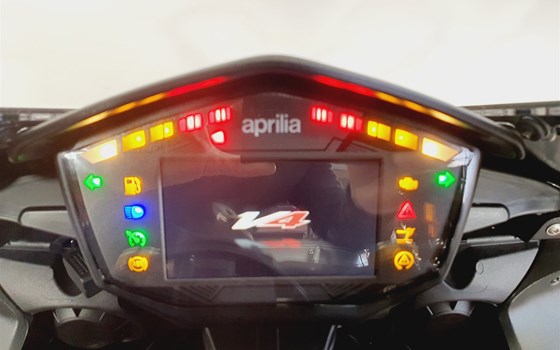 Gebrauchtmotorrad Aprilia RSV4 RF - Bild 14