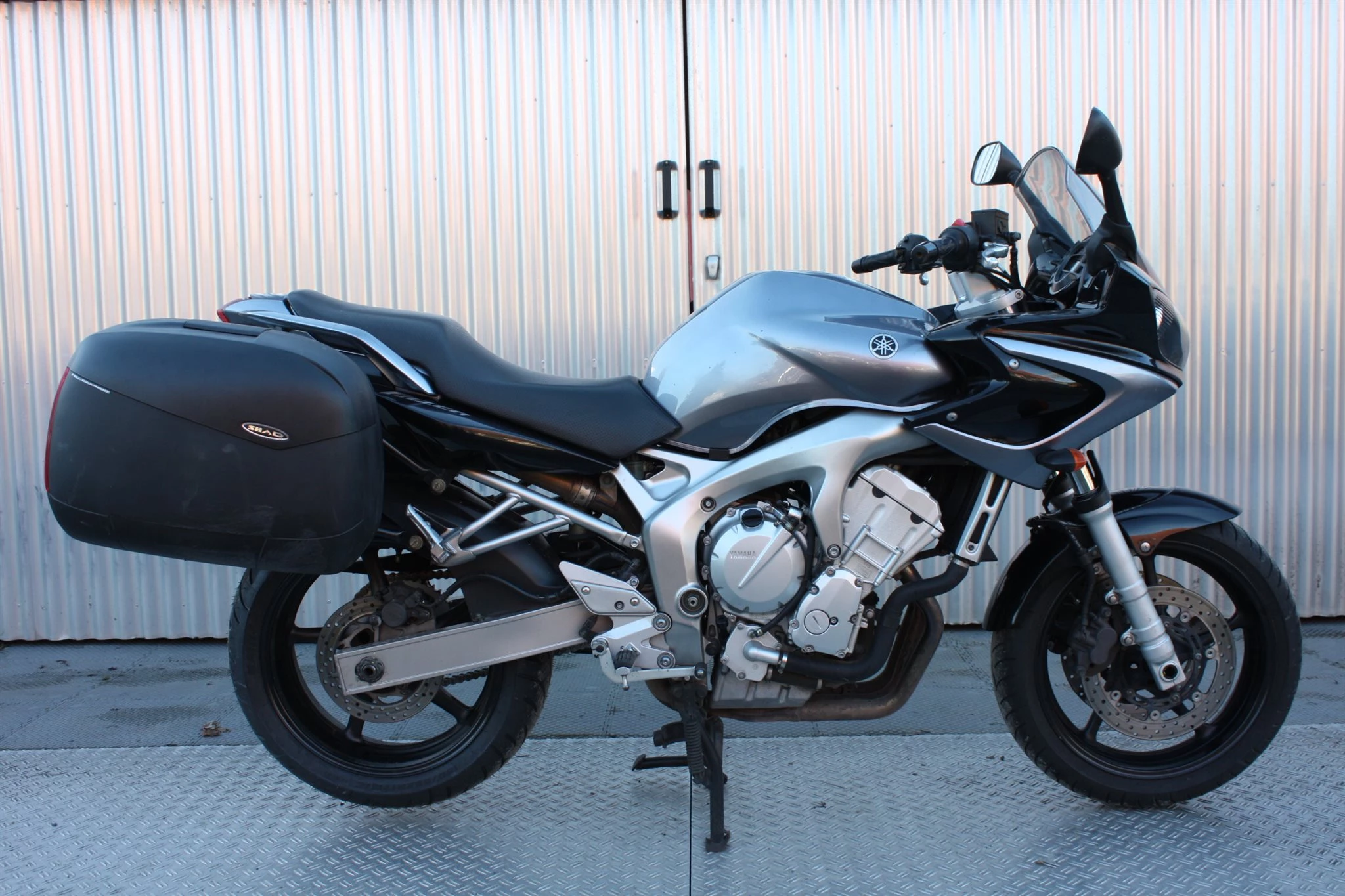 Yamaha FZ6 Fazer mit Koffern