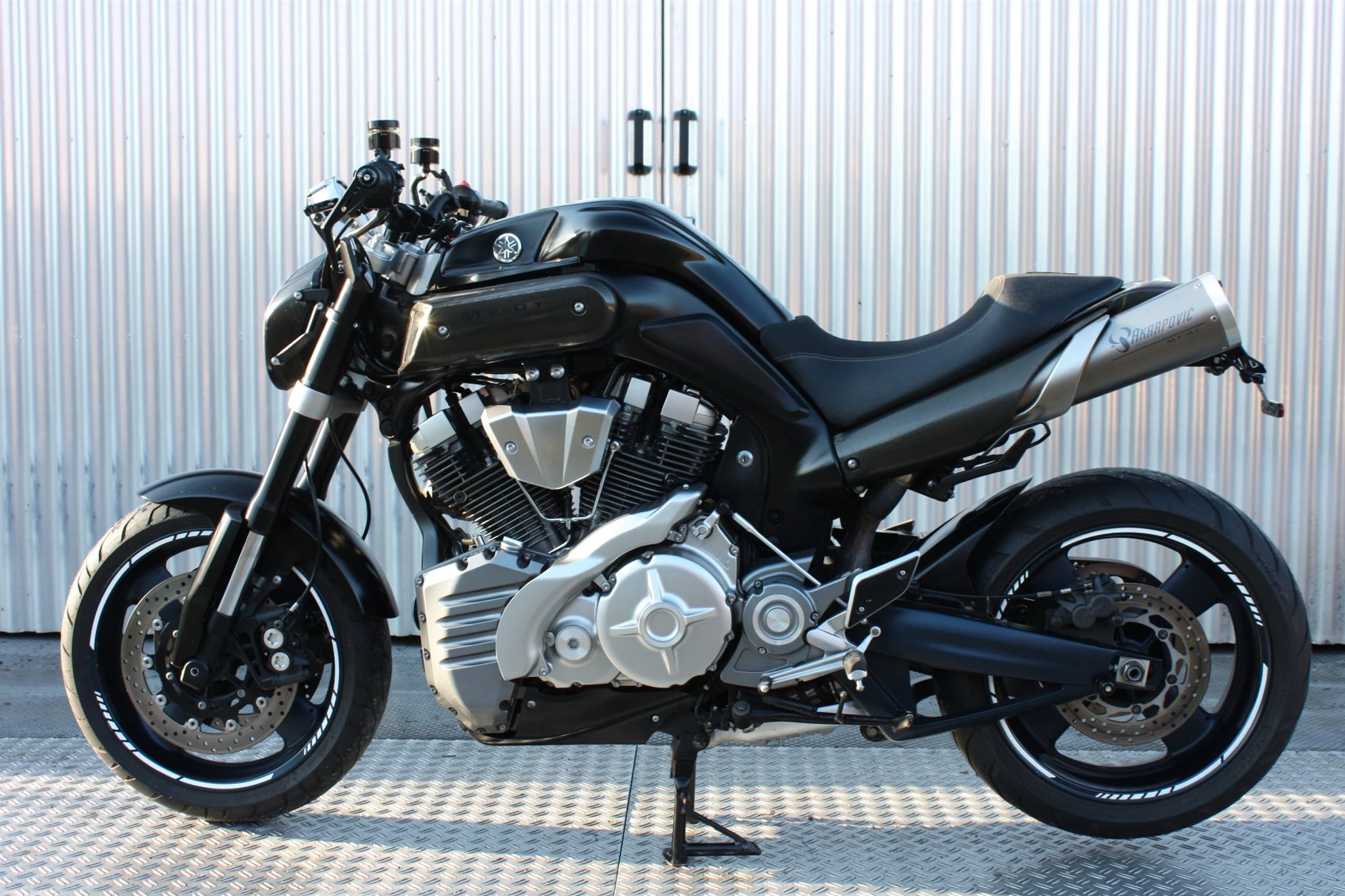 Yamaha MT-01 mit Stage 1 Kit , Akrapovic + Carbon