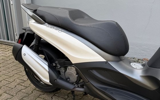 Gebrauchtmotorrad Piaggio Beverly 350ie Sport Touring - Bild 7