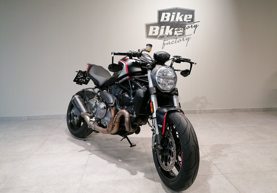 Ducati Monster 821 Stealth (schwarz)