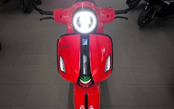 Gebrauchtmotorrad Vespa GTS 300 Super - Bild 17