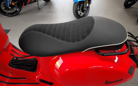 Gebrauchtmotorrad Vespa GTS 300 Super - Bild 23