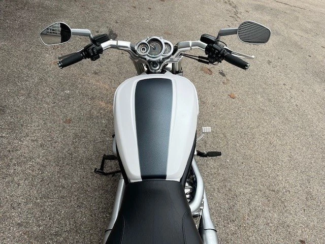 Harley-Davidson V-Rod Muscle VRSCF (White Hot Denim) - Bild 11