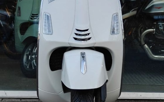 Gebrauchtmotorrad Vespa GTS 300 Super - Bild 4