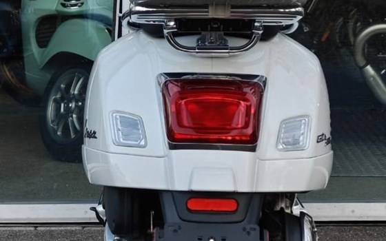 Gebrauchtmotorrad Vespa GTS 300 Super - Bild 6