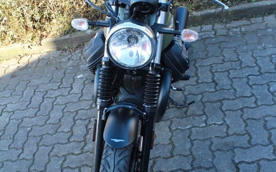 Gebrauchtmotorrad Moto Guzzi V7 III Stone - Bild 2