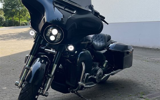 Gebrauchtmotorrad Harley-Davidson CVO Street Glide FLHXSE - Bild 1
