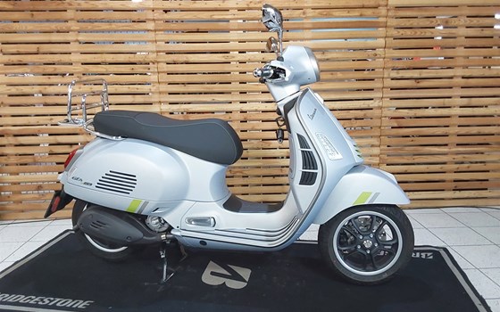 Gebrauchtmotorrad Vespa GTS 300 hpe Super Tech - Bild 1