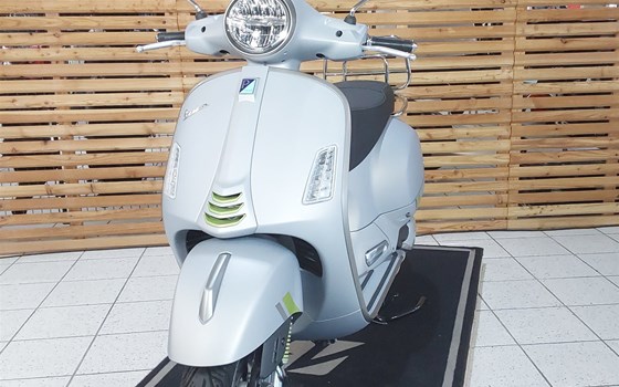 Gebrauchtmotorrad Vespa GTS 300 hpe Super Tech - Bild 3