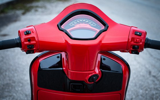 Gebrauchtmotorrad Vespa GTS 300 Super Sport - Bild 12