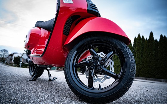 Gebrauchtmotorrad Vespa GTS 300 Super Sport - Bild 2