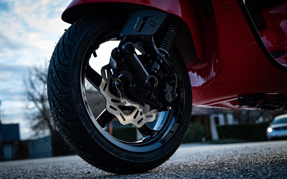 Gebrauchtmotorrad Vespa GTS 300 Super Sport - Bild 6