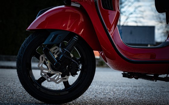 Gebrauchtmotorrad Vespa GTS 300 Super Sport - Bild 9