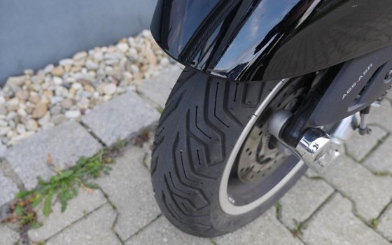 Gebrauchtmotorrad Vespa GTS 300 Super - Bild 11