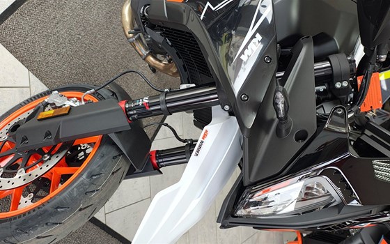 Gebrauchtmotorrad KTM 890 SMT - Bild 4