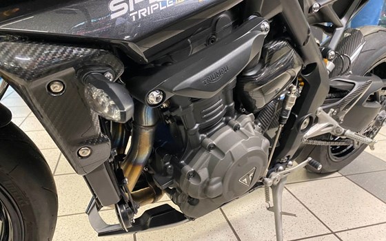 Gebrauchtmotorrad Triumph Speed Triple 1200 RR - Bild 13