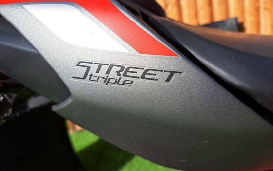 Gebrauchtmotorrad Triumph Street Triple R - Bild 27