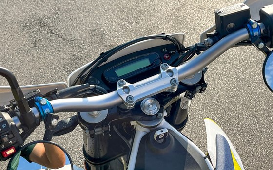 Gebrauchtmotorrad Husqvarna 701 Supermoto - Bild 8