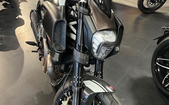 Gebrauchtmotorrad Ducati Diavel Carbon - Bild 3
