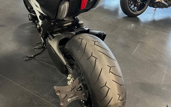 Gebrauchtmotorrad Ducati Diavel Carbon - Bild 8