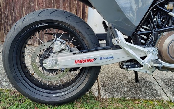 Gebrauchtmotorrad Husqvarna 701 Supermoto - Bild 6