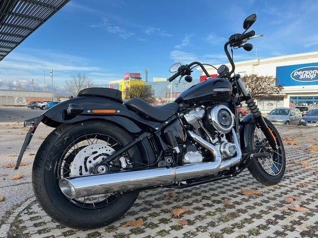Harley-Davidson Softail Street Bob FXBB (Vivid Black) - Bild 7