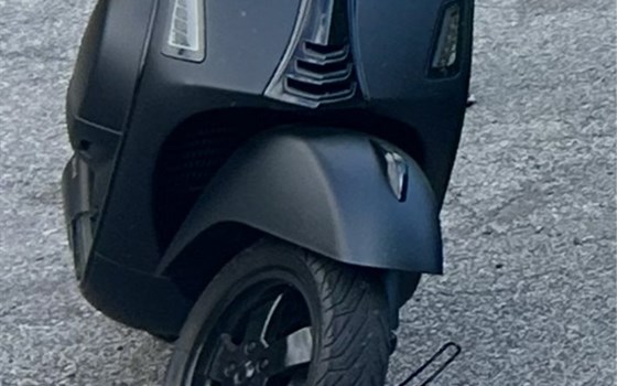 Gebrauchtmotorrad Vespa GTS 300 Super Notte - Bild 10