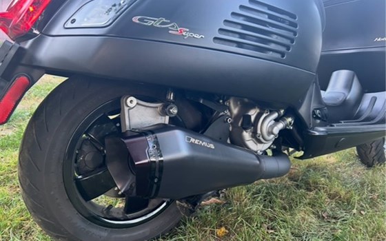 Gebrauchtmotorrad Vespa GTS 300 Super Notte - Bild 7