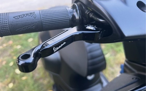 Gebrauchtmotorrad Vespa GTS 300 Super Notte - Bild 6