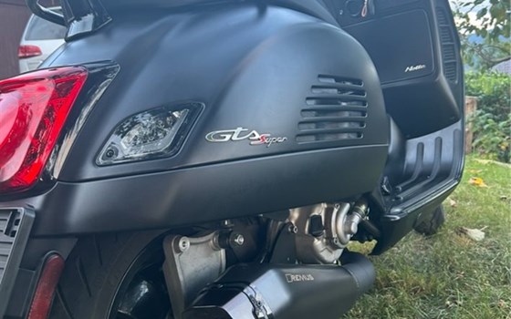 Gebrauchtmotorrad Vespa GTS 300 Super Notte - Bild 9